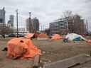 Campements de sans-abri sur la 96e rue près de la 102A Avenue à Edmonton le 17 avril 2023. 