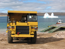 Un camion de transport au projet Mary River de Baffinland Iron Mines Corp.  Baffinland demande la permission d'augmenter sa limite d'extraction annuelle de minerai de fer à six millions de tonnes par rapport à son quota initial de 4,2 millions de tonnes.