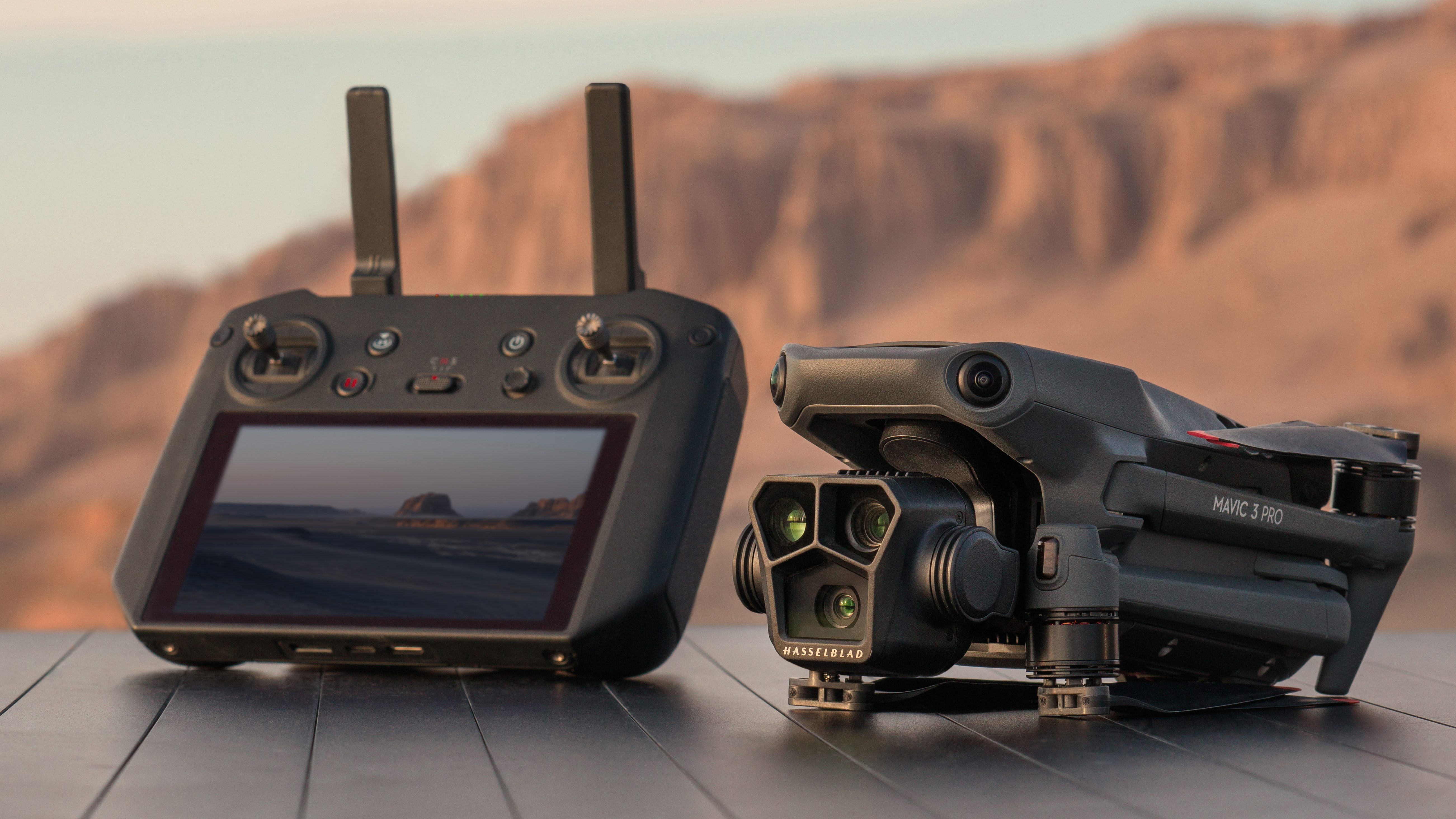Le drone DJI Mavic 3 Pro posé sur un rocher à côté de sa manette