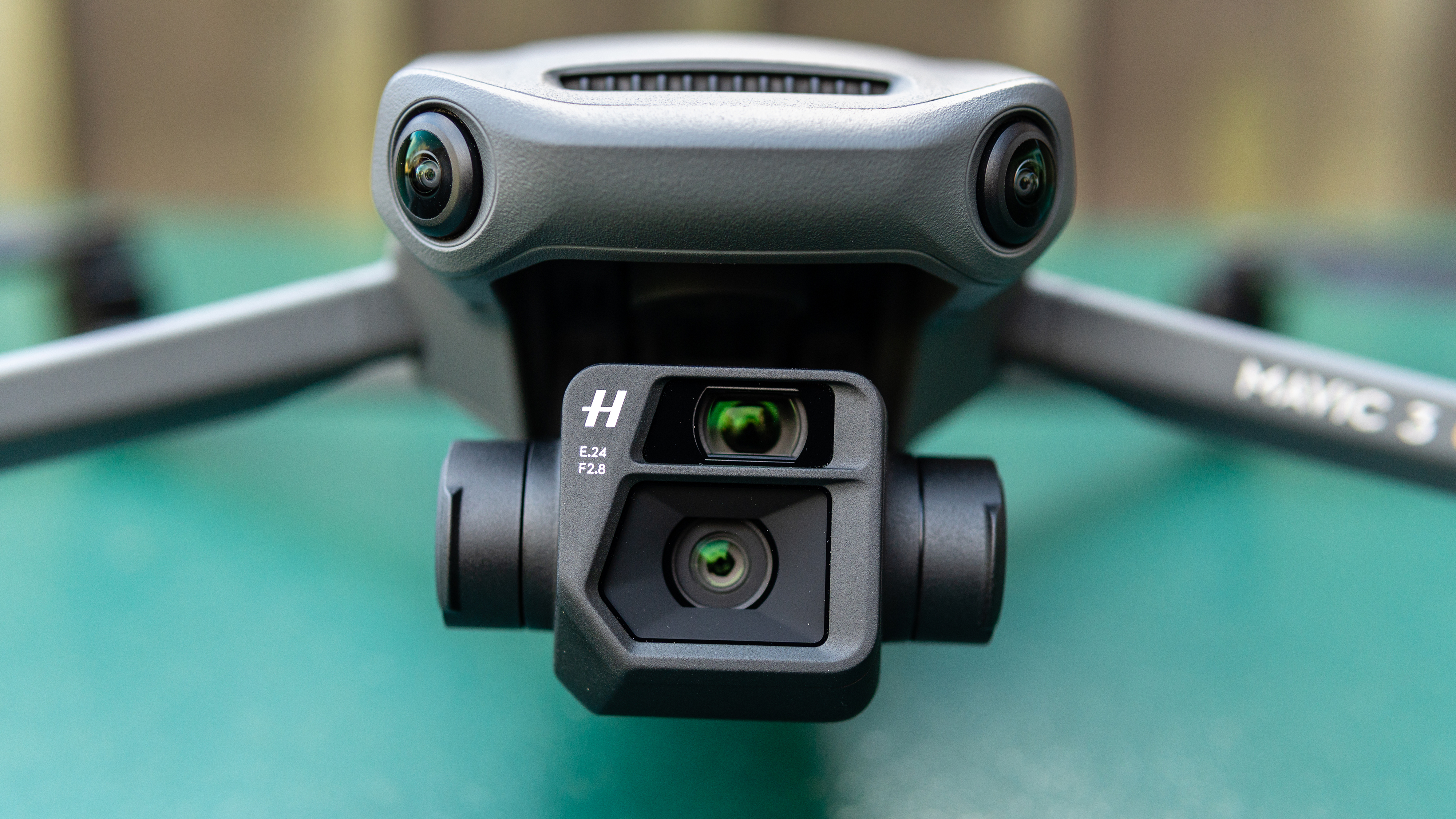 La caméra frontale du drone DJI Mavic 3 sur fond vert