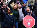 Les travailleurs et sympathisants de l'Alliance de la Fonction publique du Canada (AFPC) se rassemblent sur une ligne de piquetage à Ottawa le 19 avril 2023. Un auteur de lettre voit d'un mauvais œil la grève de 155 000 employés fédéraux.