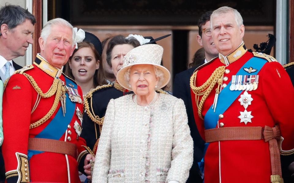Puis le prince Charles, feu la reine Elizabeth, le prince Andrew - Max Mumby/Indigo/Getty Images