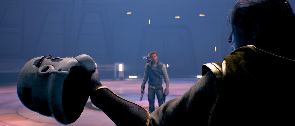 Cal Kestis regarde vers la caméra, devant laquelle une mystérieuse silhouette en robe tient un casque Stormtrooper, dans Star Wars Jedi: Survivor