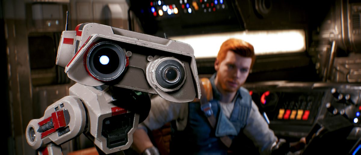 le droïde BD-1 regardant vers la caméra, avec Cal Kestis derrière lui assis aux commandes d'un vaisseau spatial, dans Star Wars Jedi : Survivor