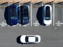 Les voitures de Tesla Inc. se rechargent dans une station de recharge à Corte Madera, en Californie. 