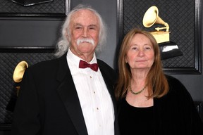 Dans cette photo d'archive prise le 26 janvier 2020, David Crosby et sa femme Jan Dance arrivent pour la 62e cérémonie des Grammy Awards à Los Angeles.