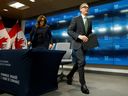 Le gouverneur de la Banque du Canada, Tiff Macklem, et la première sous-gouverneure, Carolyn Rogers, quittent une conférence de presse après avoir annoncé une décision sur les taux d'intérêt à Ottawa, en avril.