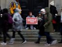 Des grévistes se rassemblent et défilent au centre-ville alors qu'environ 155 000 travailleurs syndiqués du secteur public de l'Alliance de la Fonction publique du Canada (AFPC) continuent de faire grève, à Ottawa, le 24 avril 2023. 
