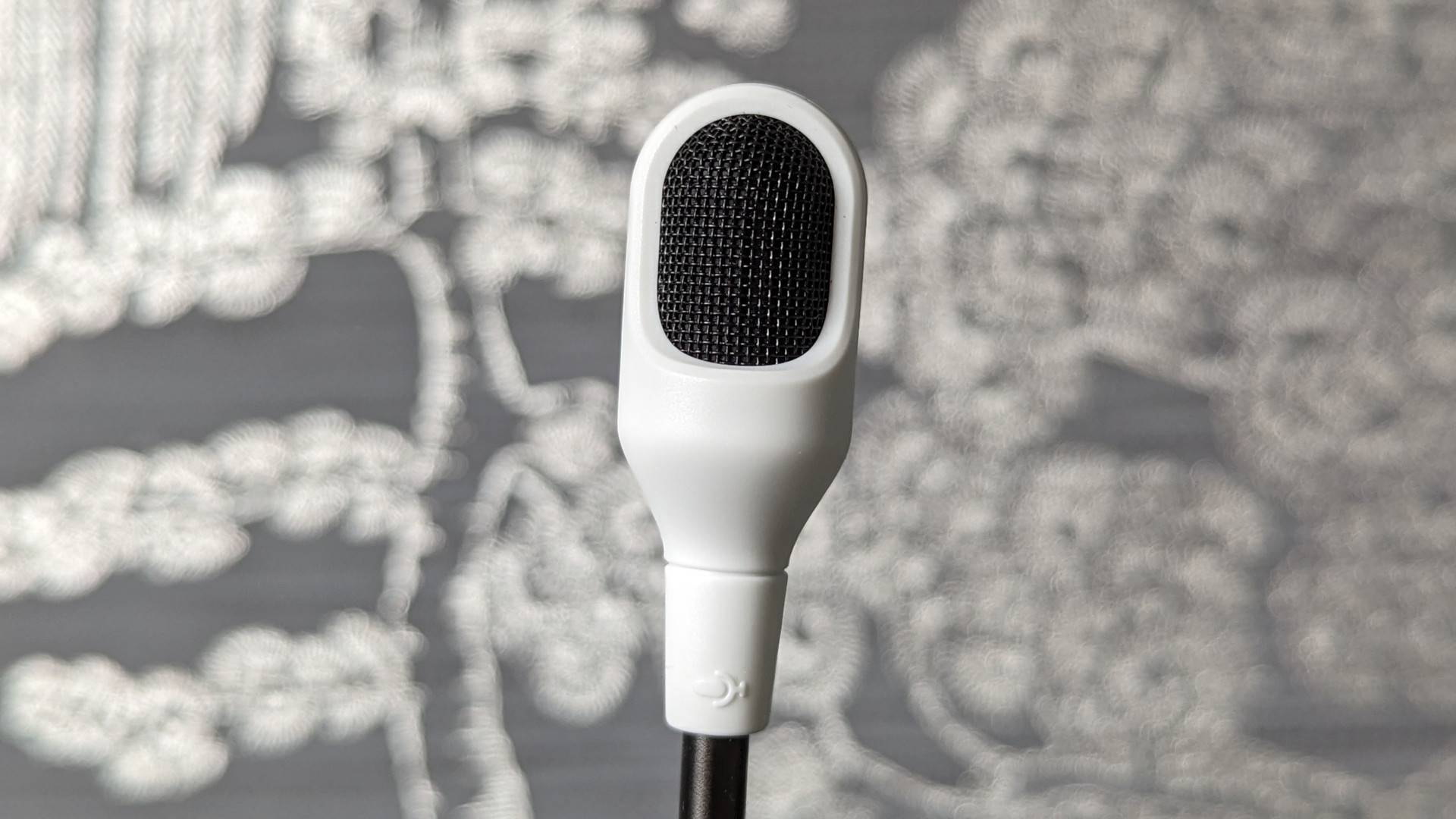 Revue Razer BlackShark V2 Pro : Une capsule de microphone sur un fond gris argenté