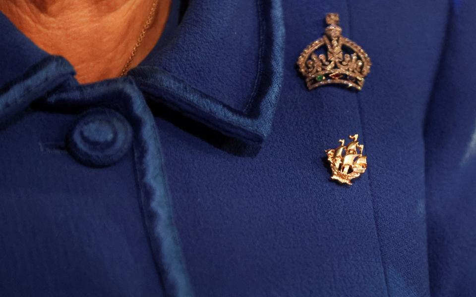La reine affiche son insigne d'or Blue Peter - REUTERS