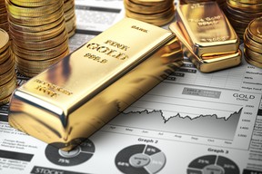 Barre d'or, lingots et pièces de monnaie sur un rapport financier.