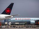 BIENVENUE À TORONTO !  Des avions d'Air Canada sont stationnés à l'aéroport Pearson de Toronto à Mississauga, en Ontario, le 28 avril 2021. 