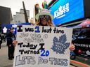 18 avril 2023 ;  Toronto, Ontario, CAN ;  Un fan des Maple Leafs de Toronto tient une pancarte sur la place des Maple Leafs avant le premier match du premier tour des séries éliminatoires de la coupe Stanley 2023 entre le Lightning de Tampa Bay et les Maple Leafs de Toronto à la Scotiabank Arena.