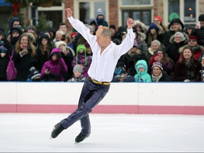Des centaines de spectateurs ont été ravis par les bouffonneries sur glace du champion de patinage artistique Kurt Browning, qui était à Kingston sur la patinoire de Springer Market Square pour un spectacle en plein air dans le cadre du FebFest de cette année le samedi 2 février 2019. ( Meghan Balogh/The Whig-Standard/Réseau Postmedia)