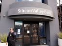 Un agent de sécurité se tient devant l'entrée du siège de la Silicon Valley Bank à Santa Clara, en Californie.