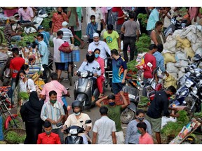 Les gens font leurs courses sur un marché de légumes bondé au milieu de la propagation de la maladie à coronavirus (COVID-19) à Mumbai, Inde, le 11 mai 2021. REUTERS/Niharika Kulkarni