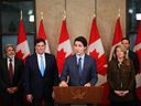 Le premier ministre Justin Trudeau, accompagné de ministres, prend la parole lors d'une conférence de presse concernant l'ingérence électorale, à Ottawa, le lundi 6 mars 2023.