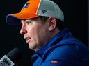 L'entraîneur-chef des Oilers d'Edmonton, Jay Woodcroft, s'adresse aux médias après l'entraînement du jeudi 27 avril 2023 à Edmonton. 