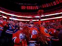 Les fans des Oilers d'Edmonton encouragent l'équipe avant le début de leur match éliminatoire contre les Kings de Los Angeles à Rogers Place à Edmonton, le mardi 25 avril 2023. Les Oilers ont gagné 6-3.