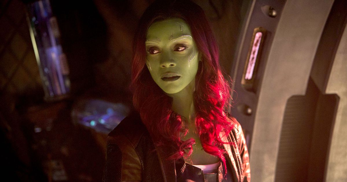 Gamora dans Avengers: Infinity War, regardant au loin sur un vaisseau spatial