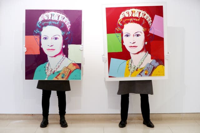 Sérigraphie Reigning Queens en couleurs par Andy Warhol (Jonathan Brady/PA)