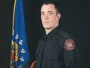 Sur la photo, le sergent du service de police de Calgary.  Andrew Harnett, 37 ans, qui a été heurté par un véhicule fuyant un contrôle routier peu avant minuit le 31 décembre 2020.
