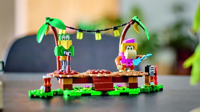 Ensemble Lego's Dixie Kong's Jungle Jam avec un Lego Dixie sur une scène en bois tropical avec des lanternes suspendues au-dessus.