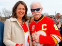 La première ministre de l'Alberta, Danielle Smith, à gauche, pose pour une photo avec le grand Lanny McDonald des Flames de Calgary lors de l'annonce d'un nouvel aréna à Calgary, le 25 avril.