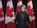 La ministre des Affaires étrangères Melanie Joly s'adresse aux médias au Hamilton Convention Centre, à Hamilton, en Ontario, avant la retraite du Cabinet libéral, le lundi 23 janvier 2023. LA PRESSE CANADIENNE/Nick Iwanyshyn