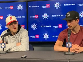 L'ailier des Jets Nikolaj Ehlers et le défenseur Neal Pionk s'adressent aux médias lors de la disponibilité d'après-saison de l'équipe le samedi 29 avril 2023 au Canada Life Centre.
