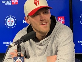 L'ailier des Jets de Winnipeg, Nikolaj Ehlers, s'adresse aux médias lors de la disponibilité de l'équipe après la saison, le samedi 29 avril 2023, au Canada Life Centre.