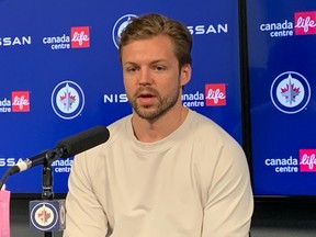 Le défenseur des Jets de Winnipeg Josh Morrissey s'adresse aux médias lors de la disponibilité de l'équipe après la saison le samedi 29 avril 2023 au Canada Life Centre.  Ted Wyman/Winnipeg Sun