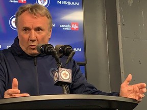 L'entraîneur-chef des Jets, Rick Bowness, s'adresse aux médias lors de la disponibilité de l'équipe d'après-saison au Canada Life Centre le samedi 29 avril 2023.
