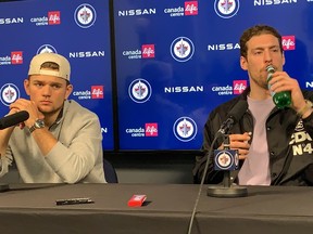 Les attaquants des Jets Cole Perfetti et Pierre-Luc Dubois s'adressent aux médias lors de la disponibilité d'après-saison de l'équipe le samedi 29 avril 2023 au Centre Canada Vie.