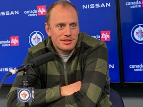 Le défenseur des Jets Nate Schmidt s'adresse aux médias lors de la disponibilité de l'équipe après la saison le samedi 29 avril 2023 au Canada Life Centre.