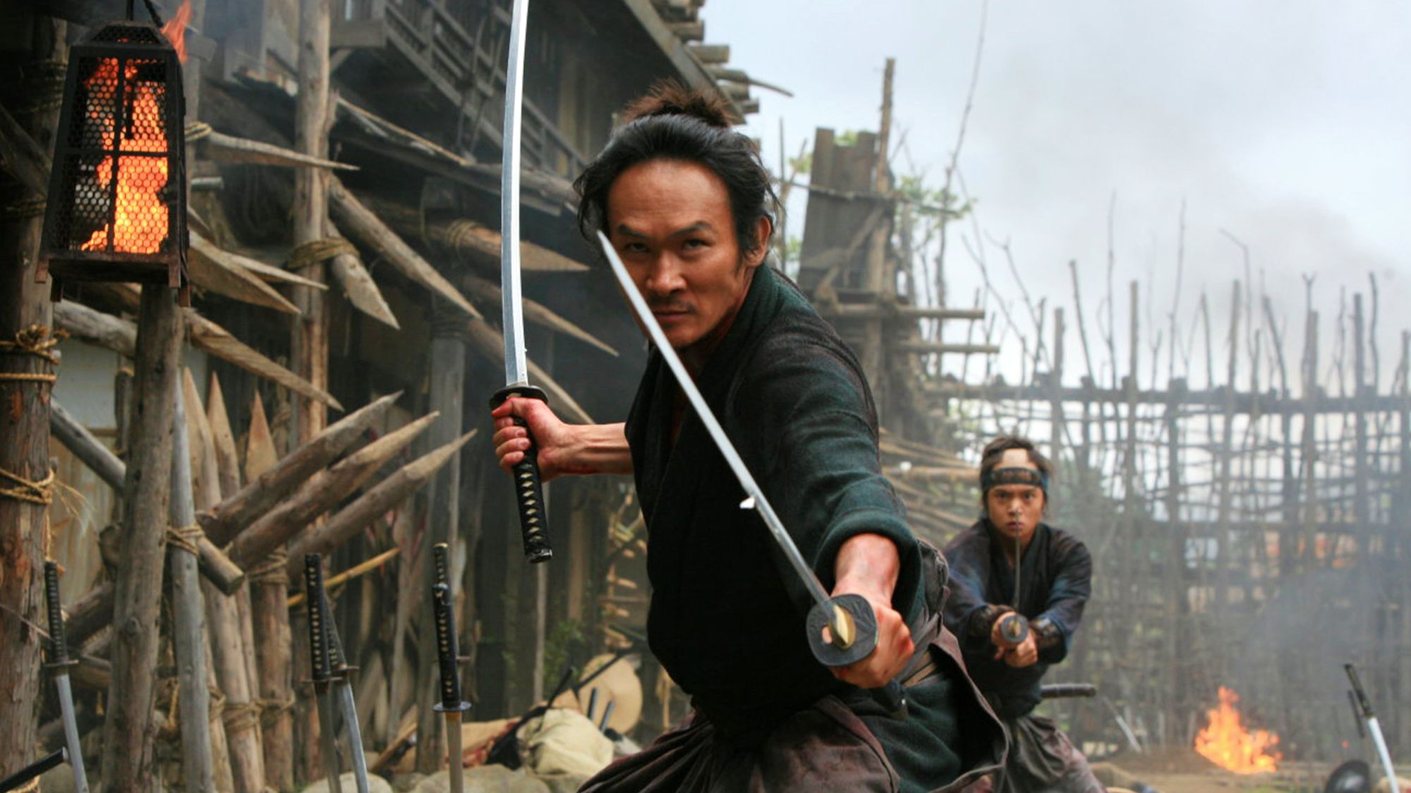 Un samouraï brandit deux épées dans 13 Assassins