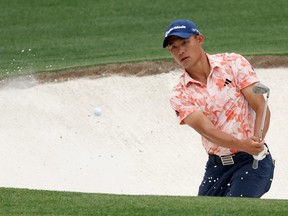 Collin Morikawa des États-Unis joue un coup depuis un bunker au 15e trou lors du premier tour du tournoi des maîtres 2023 au Augusta National Golf Club le 06 avril 2023 à Augusta, en Géorgie.