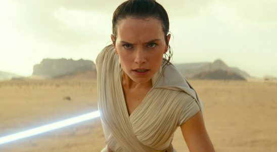 Daisy Ridley revient dans Star Wars dans le tournage du film après l'ascension de Skywalker