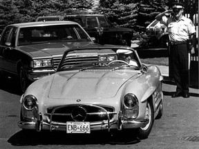 L'ancien premier ministre Pierre Trudeau reçoit une dernière gifle de la garde de la GRC alors qu'il quitte le 24 promenade Sussex le 30 juin 1984 après avoir démissionné de son poste de premier ministre.  Trudeau a conduit sa voiture de sport Mercedes à Harrington Lake pour le week-end.