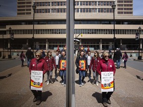 Les travailleurs et sympathisants de l'AFPC marchent sur une ligne de piquetage à Halifax le lundi 24 avril 2023. Le syndicat qui représente des milliers de fonctionnaires en grève entame le septième jour de la grève et tient sa promesse de faire monter la pression.