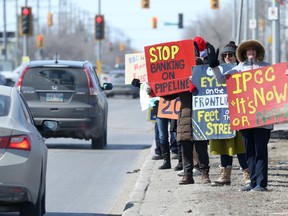 Des gens protestent contre ce qu'ils appellent les politiques ratées de la Banque Royale du Canada qui sapent la souveraineté autochtone et alimentent la crise climatique, près d'une succursale RBC à Winnipeg.
