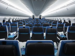 Des places en classe économique dans un avion 787 Dreamliner sont présentées à Calgary, en Alberta, le mardi 14 février 2019.