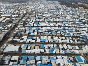 Une vue générale du camp de Karama pour déplacés internes syriens est montrée, lundi 14 février 2022, par le village d'Atma, province d'Idlib, Syrie.