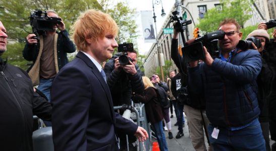 Ed Sheeran chante et joue de la guitare devant le tribunal dans le cadre de l'affaire de plagiat de Marvin Gaye