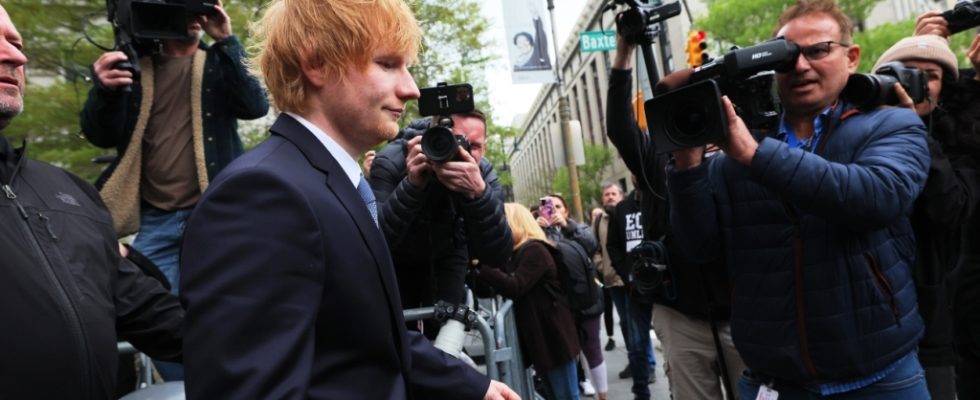 Ed Sheeran chante et joue de la guitare devant le tribunal dans le cadre de l'affaire de plagiat de Marvin Gaye