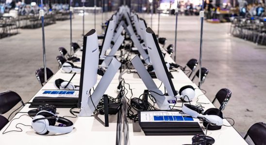 A line of monitors ready for the Evo tournament.