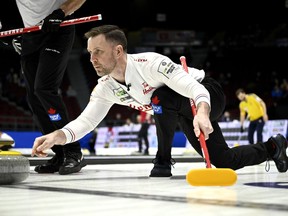 Le capitaine canadien Brad Gushue lance un lancer alors qu'ils affrontent l'Allemagne au Championnat du monde de curling masculin à Ottawa, le jeudi 6 avril 2023.