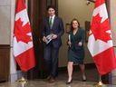 Le premier ministre Justin Trudeau et la ministre des Finances Chrystia Freeland tenant le budget 2023-2024 sur la Colline du Parlement à Ottawa.