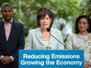 La ministre de l'Environnement et des Aires protégées, Sonya Savage, annonce le plan de l'Alberta visant à réduire les émissions tout en développant l'économie dans les jardins Devonian de Calgary.