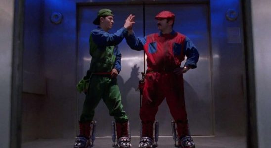 John Leguizamo rappelle que la production a embauché de vrais strip-teaseurs pour le film Super Mario Bros.